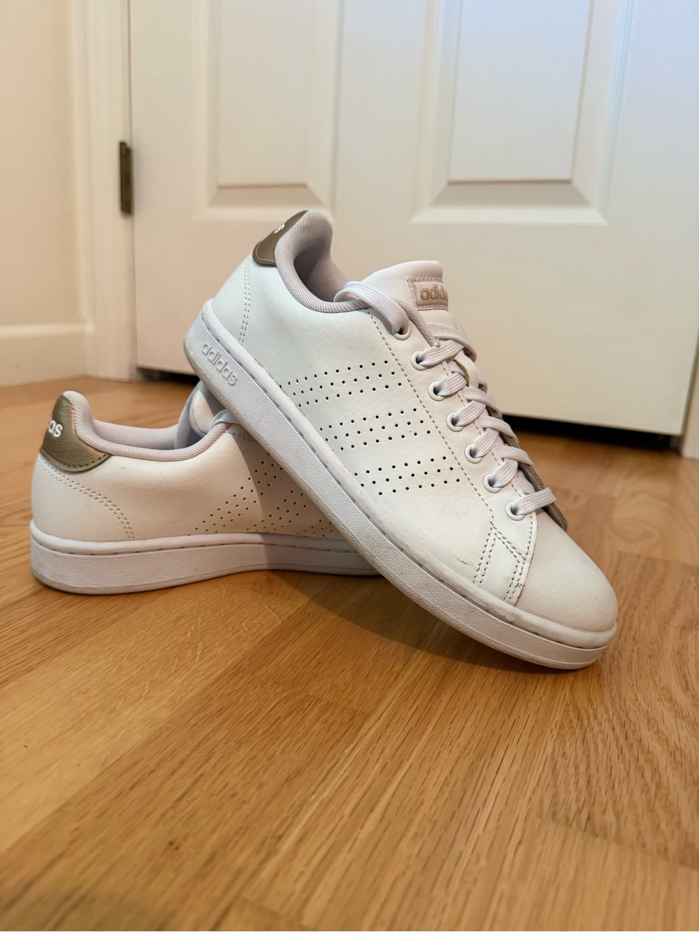 Adidas Advantage Base Court Sneakers White Gold Cloudfoam Comfort Women’s 7.5